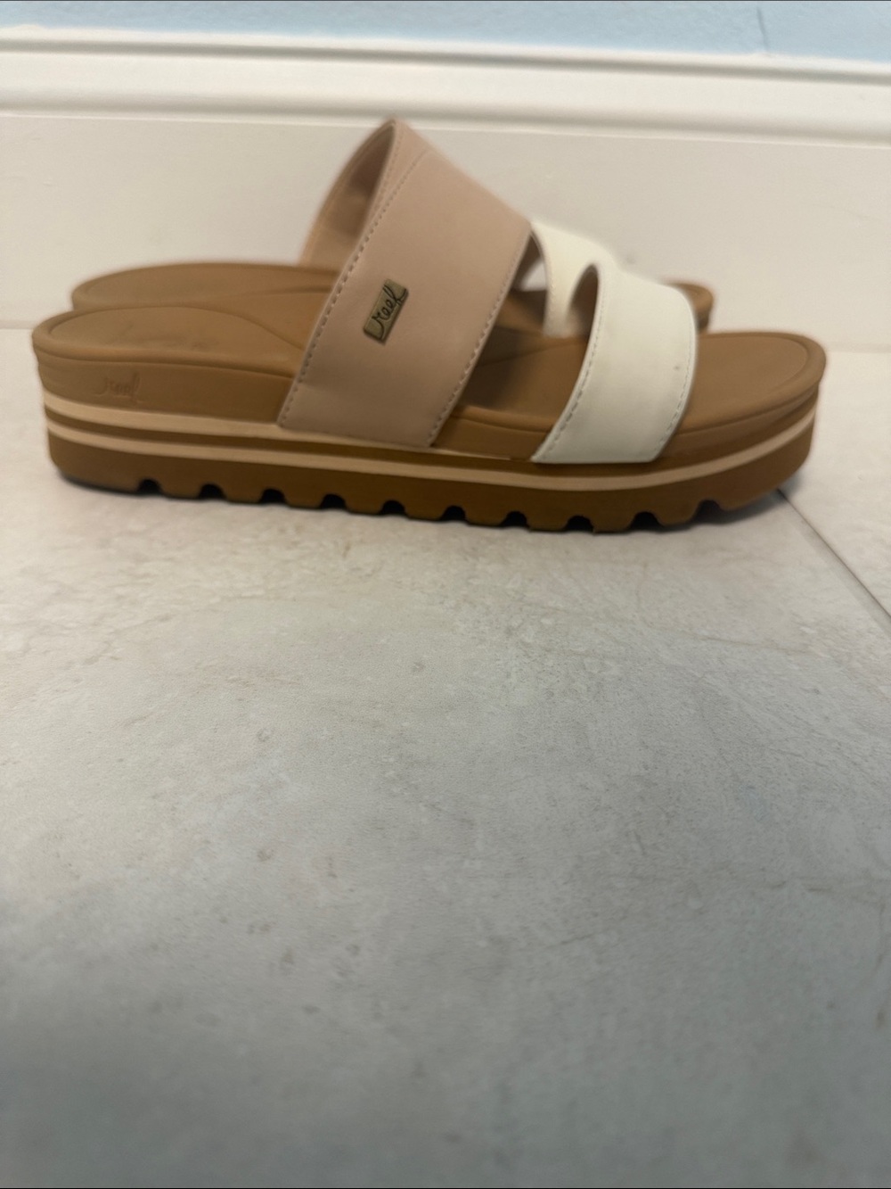 Reef Cushion Vista - Size 7- Beige and White - Picture 7 of 7